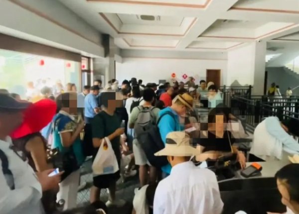 胜亿配资 一景区多名游客被困半空，还有人中暑倒地